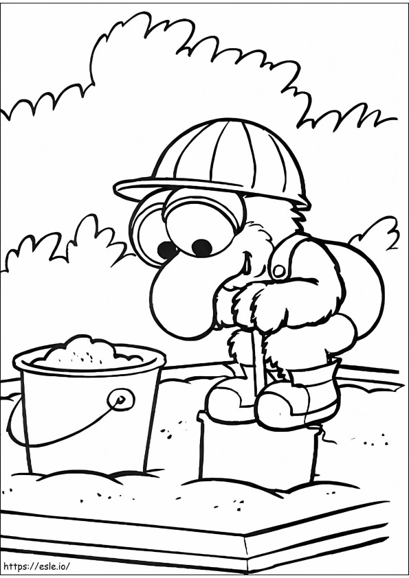 Baby Gonzo se joacă pe o cutie de nisip de colorat